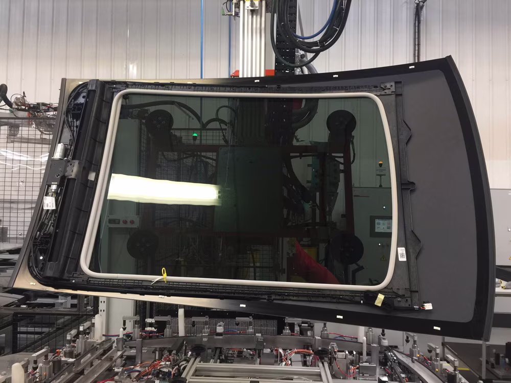 BE1_Composite-Guide-Rails-for-Roller-Blind-Sunroof_PolyscopePolymers